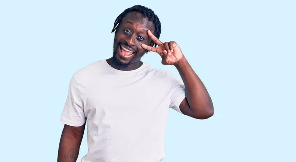 Joven Hombre Afroamericano Con Trenzas Con Camiseta Blanca Casual Haciendo —  Fotos de Stock