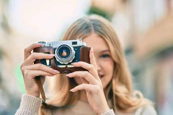 Όμορφη Καυκάσιος Έφηβος Χαμογελά Χαρούμενος Χρησιμοποιώντας Vintage Κάμερα Στην Πόλη — Φωτογραφία Αρχείου