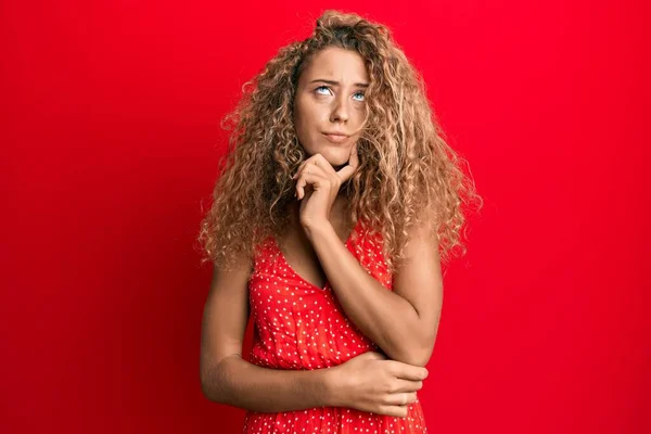 Beautiful Caucasian Teenager Girl Wearing Summer Dress Serious Face Thinking — Stock Photo, Image