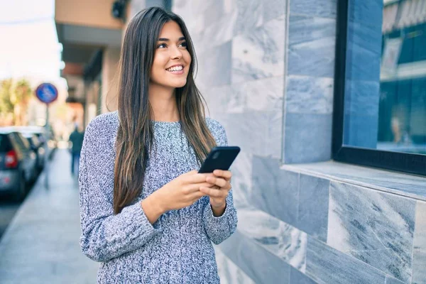 Jovem Bela Menina Hispânica Sorrindo Feliz Usando Smartphone Cidade — Fotografia de Stock