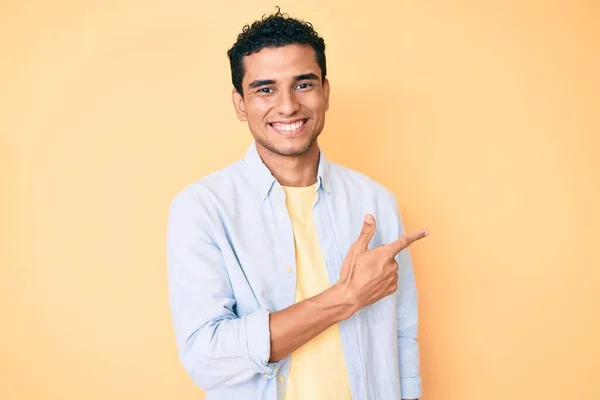 Homem Hispânico Bonito Jovem Sobre Fundo Amarelo Sorrindo Alegre Apontando — Fotografia de Stock