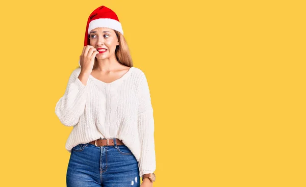 Красивая Молодая Женщина Рождественской Шляпе Выглядит Напряженной Нервной Руками Губах — стоковое фото