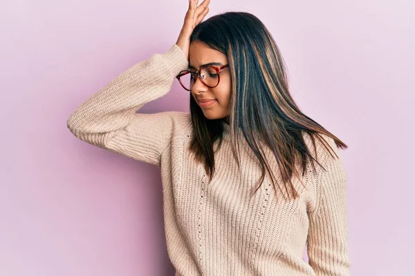 Menina Latina Jovem Vestindo Camisola Inverno Casual Óculos Surpresos Com — Fotografia de Stock