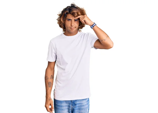 Jeune Homme Hispanique Portant Shirt Blanc Décontracté Pointant Malheureux Boutons — Photo