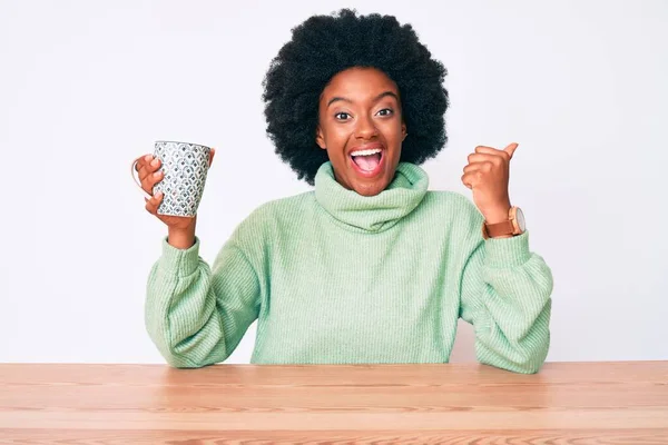 Fiatal Afro Amerikai Iszik Csésze Kávét Mutatva Hüvelykujját Felfelé Mosolyogva — Stock Fotó