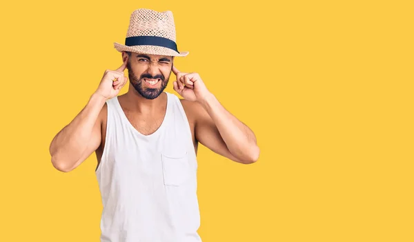 Homem Hispânico Jovem Usando Chapéu Verão Casual Cobrindo Orelhas Com — Fotografia de Stock
