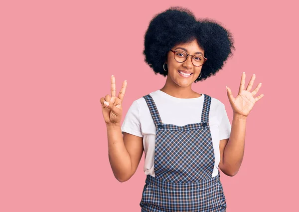 Genç Afro Amerikan Kızı Günlük Kıyafetler Giyip Yedi Numaralı Parmaklarıyla — Stok fotoğraf