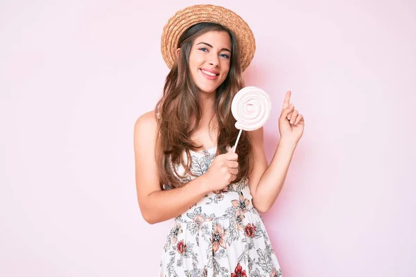 Bonita Jovem Caucasiana Usando Chapéu Verão Pirulito Surpreso Com Uma — Fotografia de Stock