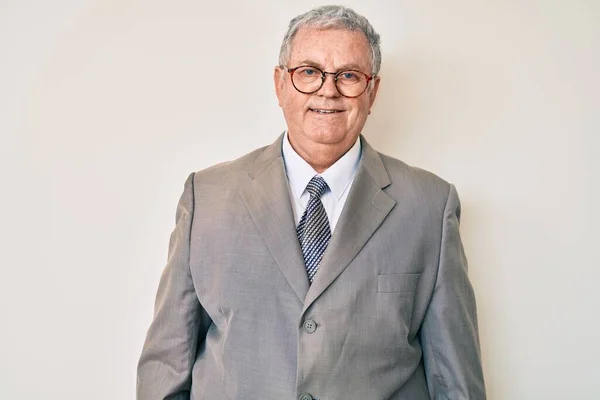 Homme Âgé Aux Cheveux Gris Portant Costume Affaires Avec Sourire — Photo