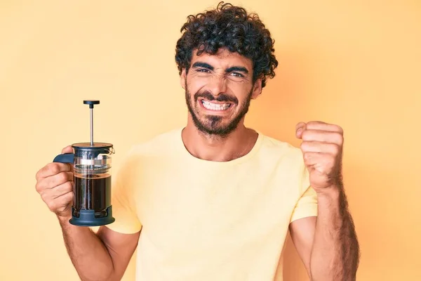 Beau Jeune Homme Aux Cheveux Bouclés Ours Tenant Une Cafetière — Photo