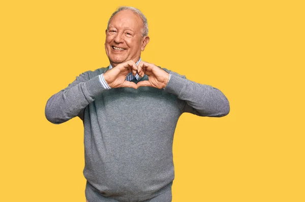 Senior Blanke Man Draagt Casual Kleding Glimlachend Liefde Tonen Hart — Stockfoto