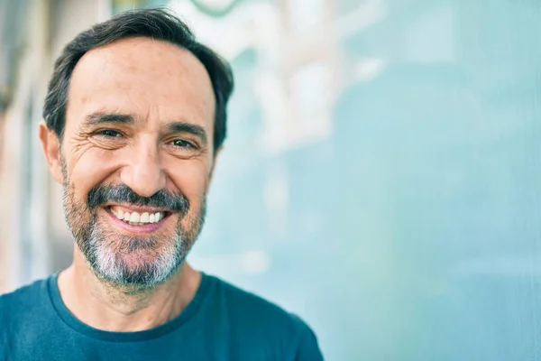 Homem Meia Idade Com Barba Sorrindo Feliz Livre Inclinado Parede — Fotografia de Stock