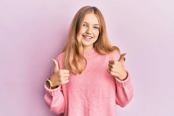 Schöne Junge Kaukasische Mädchen Lässiger Kleidung Erfolgszeichen Tun Positive Geste — Stockfoto