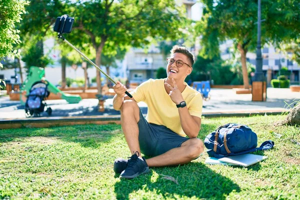 Jovem Estudante Hispânico Sorrindo Feliz Fazendo Selfie Pelo Smartphone Sentado — Fotografia de Stock