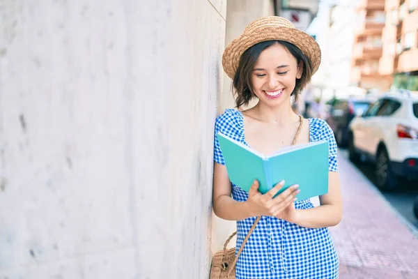 Genç Güzel Kız Gülümsüyor Mutlu Bir Kitap Okuyor Şehrin Duvarına — Stok fotoğraf