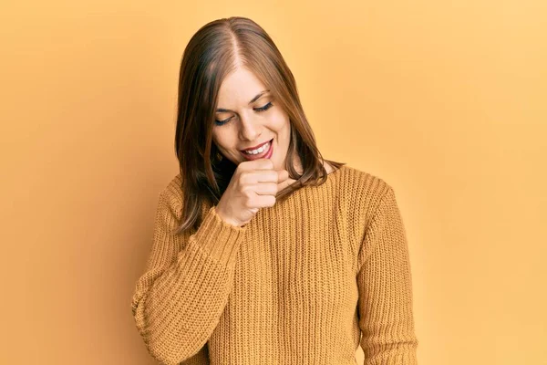 평상적 스웨터 아름다운 코카서스 여인은 감기나 기관지염 상으로 불편하고 기침을 — 스톡 사진