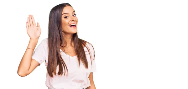 Mujer Hispana Joven Vistiendo Camiseta Blanca Casual Renunciando Decir Hola — Foto de Stock