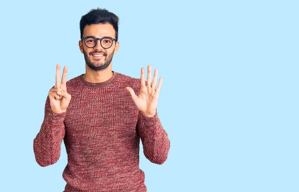 Ung Stilig Hispanic Man Bär Vinter Tröja Och Glasögon Visar — Stockfoto