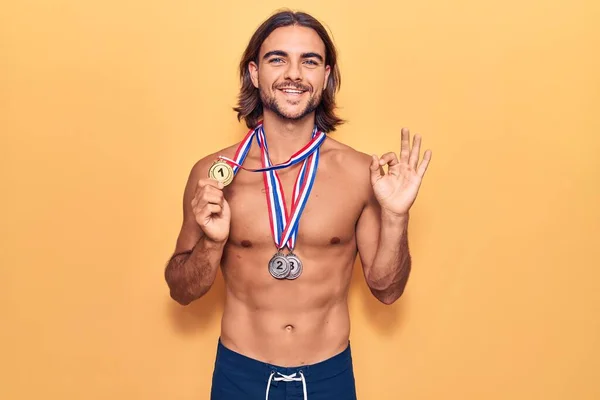 Jovem Homem Bonito Vestindo Roupa Banho Medalhas Fazendo Sinal Com — Fotografia de Stock
