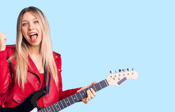 Jovem Bela Mulher Loira Tocando Guitarra Elétrica Gritando Orgulhoso Celebrando — Fotografia de Stock