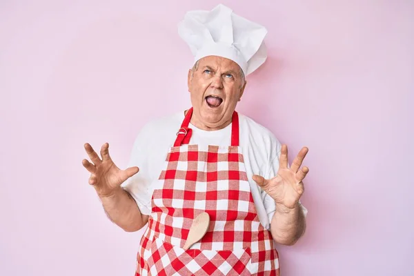 Uomo Anziano Dai Capelli Grigi Indossa Grembiule Professionale Panettiere Pazzo — Foto Stock