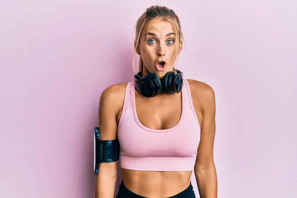 Mujer Rubia Joven Vistiendo Ropa Gimnasio Usando Auriculares Asustados Sorprendidos — Foto de Stock