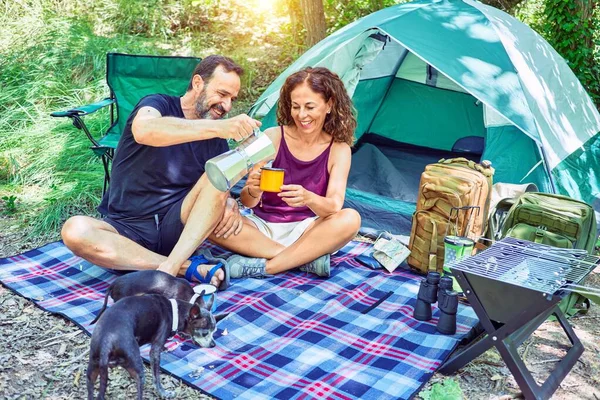 Pareja Mediana Edad Excursionista Sonriendo Feliz Bebiendo Café Acampando Bosque —  Fotos de Stock