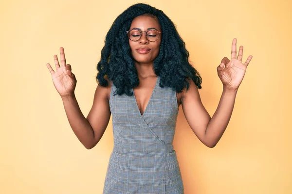 Vacker Afrikansk Kvinna Bär Affärsklänning Och Glasögon Koppla Och Ler — Stockfoto