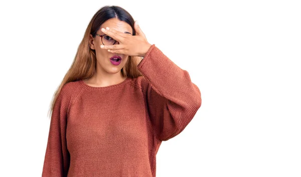 Mooie Jonge Vrouw Dragen Casual Kleding Bril Gluren Shock Bedekking — Stockfoto