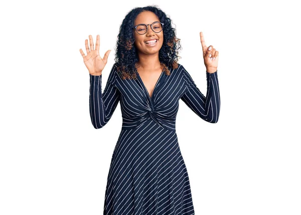 Young African American Woman Wearing Casual Clothes Glasses Showing Pointing — Stock Photo, Image