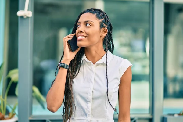 Νεαρή Αφροαμερικανή Γυναίκα Χαμογελά Ευτυχισμένη Μιλώντας Στο Smartphone Της Πόλης — Φωτογραφία Αρχείου