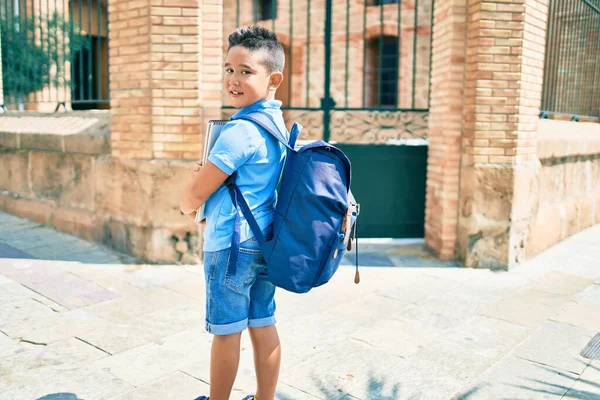 Roztomilý Student Chlapec Úsměv Šťastný Držení Knihy Ulici Města — Stock fotografie