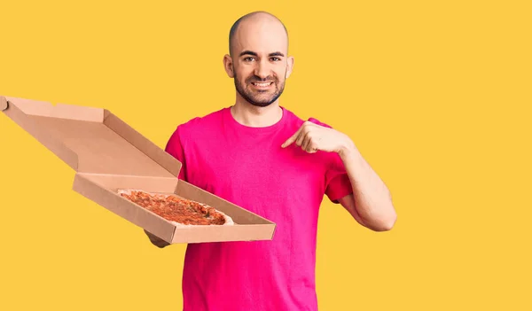 Jonge Knappe Man Houdt Levering Pizza Kartonnen Doos Wijzende Vinger — Stockfoto