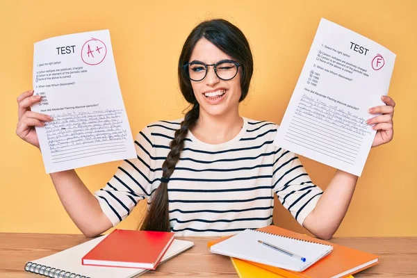 Brunett Tonåring Flicka Visar Misslyckade Och Passerade Examen Blinkar Tittar — Stockfoto