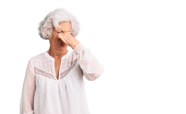年长的白发女人穿着休闲服 闻到一股难闻难闻的气味 用手指捂住鼻子屏住呼吸 — 图库照片