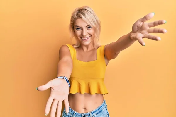 Menina Loira Jovem Vestindo Roupas Casuais Olhando Para Câmera Sorrindo — Fotografia de Stock