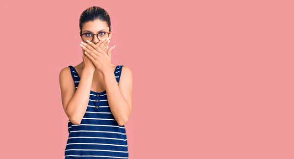 Joven Hermosa Mujer Que Usa Ropa Casual Gafas Impactaron Cubriendo — Foto de Stock