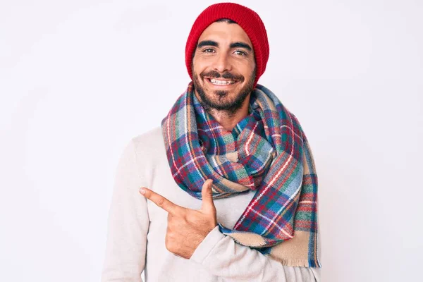 Bello Giovane Uomo Con Capelli Ricci Orso Indossa Maglione Invernale — Foto Stock