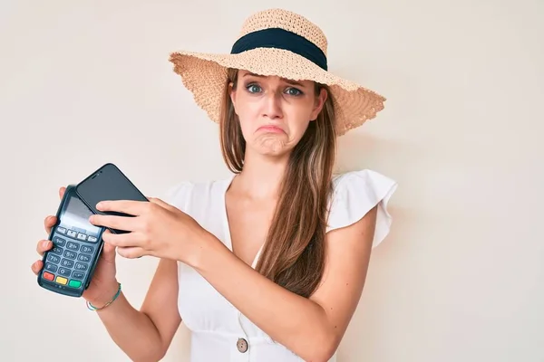 Młoda Blondynka Płacąca Smartfonem Dataphone Przygnębiona Martwiąca Się Niepokój Płacząca — Zdjęcie stockowe