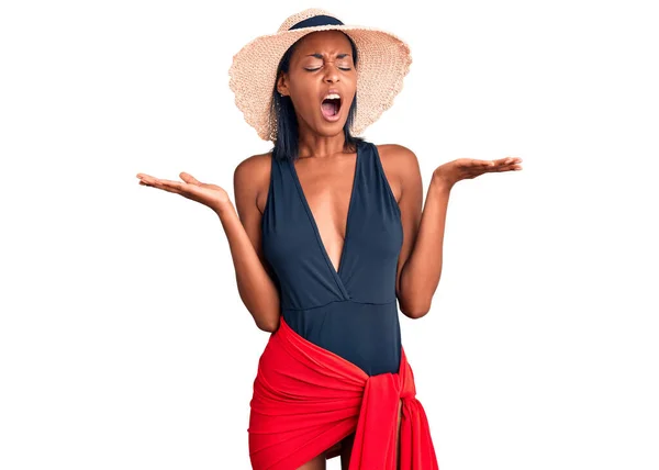 Mladá Afroameričanka Plavkách Letním Klobouku Oslavuje Šílenost Šílenství Úspěchu Zdviženýma — Stock fotografie