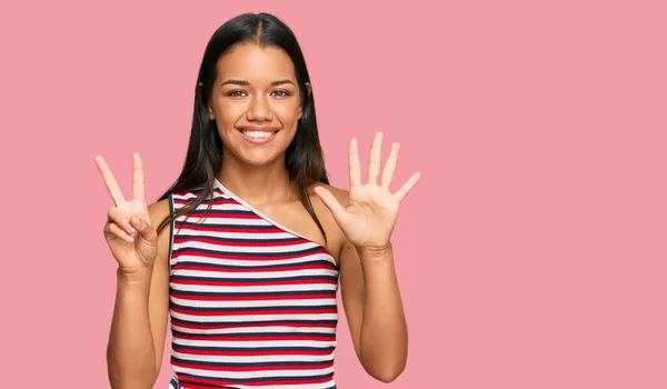 Mooie Latino Vrouw Dragen Casual Kleding Tonen Wijzen Met Vingers — Stockfoto