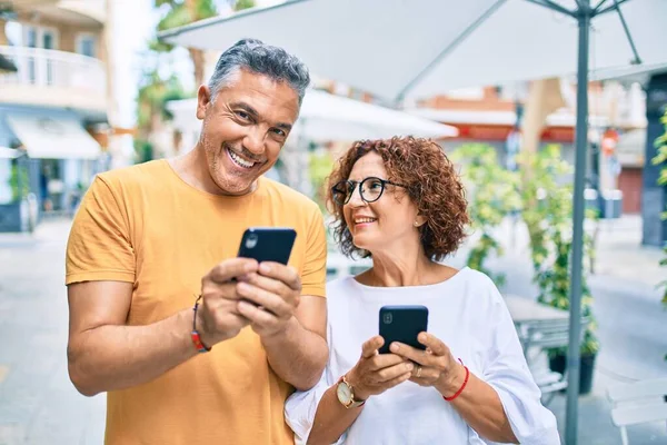 Şehrin Caddesinde Akıllı Telefon Kullanan Orta Yaşlı Çift Mutlu Gülümsüyor — Stok fotoğraf