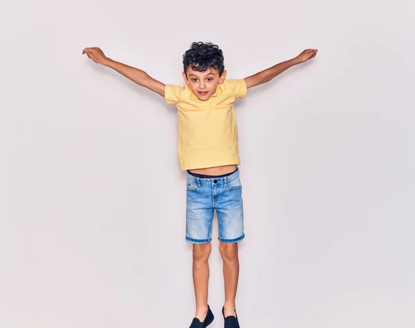 Liebenswertes Kind Lässiger Kleidung Springt Über Isolierten Weißen Hintergrund — Stockfoto