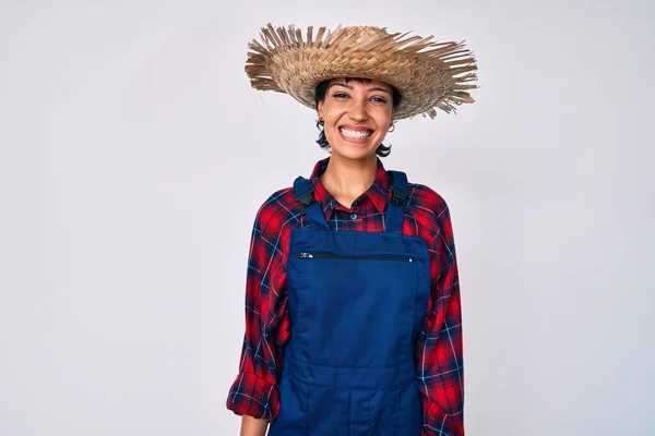 Krásná Brunetka Žena Sobě Farmářské Oblečení Vypadá Pozitivně Šťastně Stojící — Stock fotografie