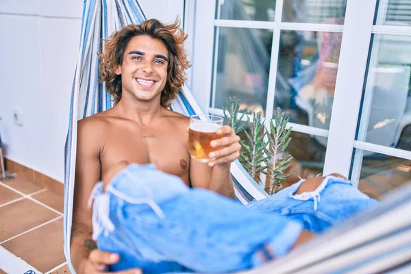 Jovem Hispânico Relaxado Bebendo Cerveja Deitado Rede Terraço — Fotografia de Stock