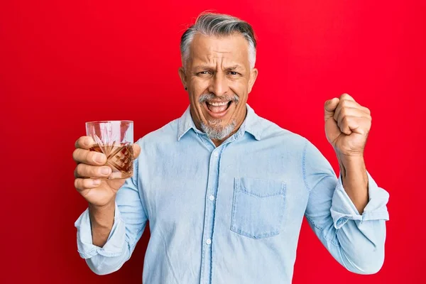 Medelålders Gråhårig Man Dricker Glas Whisky Skriker Stolt Firar Seger — Stockfoto