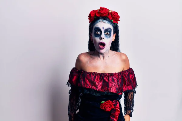 Jovem Mulher Vestindo Dia Mexicano Maquiagem Morta Com Medo Chocado — Fotografia de Stock