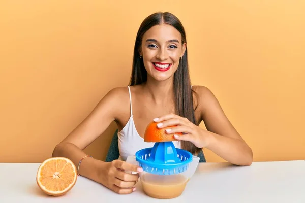 Junge Hispanische Frau Sitzt Auf Dem Tisch Mit Saftpresse Und — Stockfoto