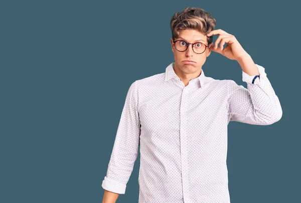 Homem Bonito Jovem Vestindo Roupas Negócios Óculos Preocupado Estressado Sobre — Fotografia de Stock