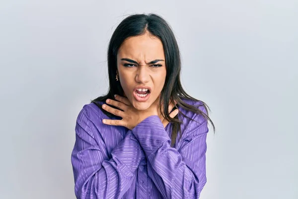 Mujer Morena Joven Con Ropa Casual Gritando Sofocándose Porque Estrangulan — Foto de Stock